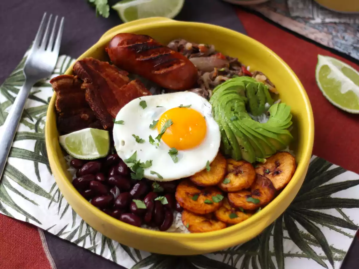 Bandeja Paisa: un plato lleno de color, sabor y tradición - foto 3