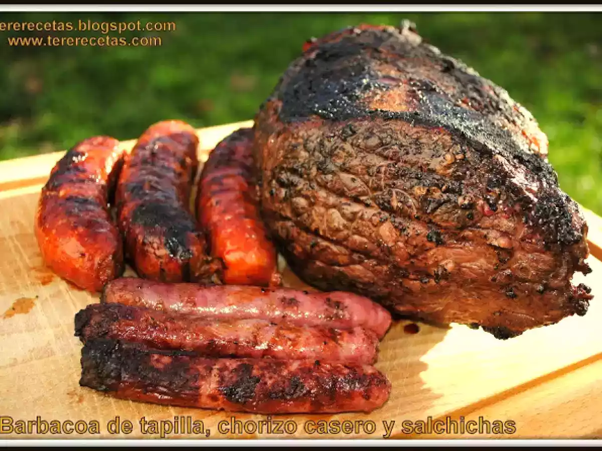 Barbacoa de tapilla, chorizo casero y salchichas.