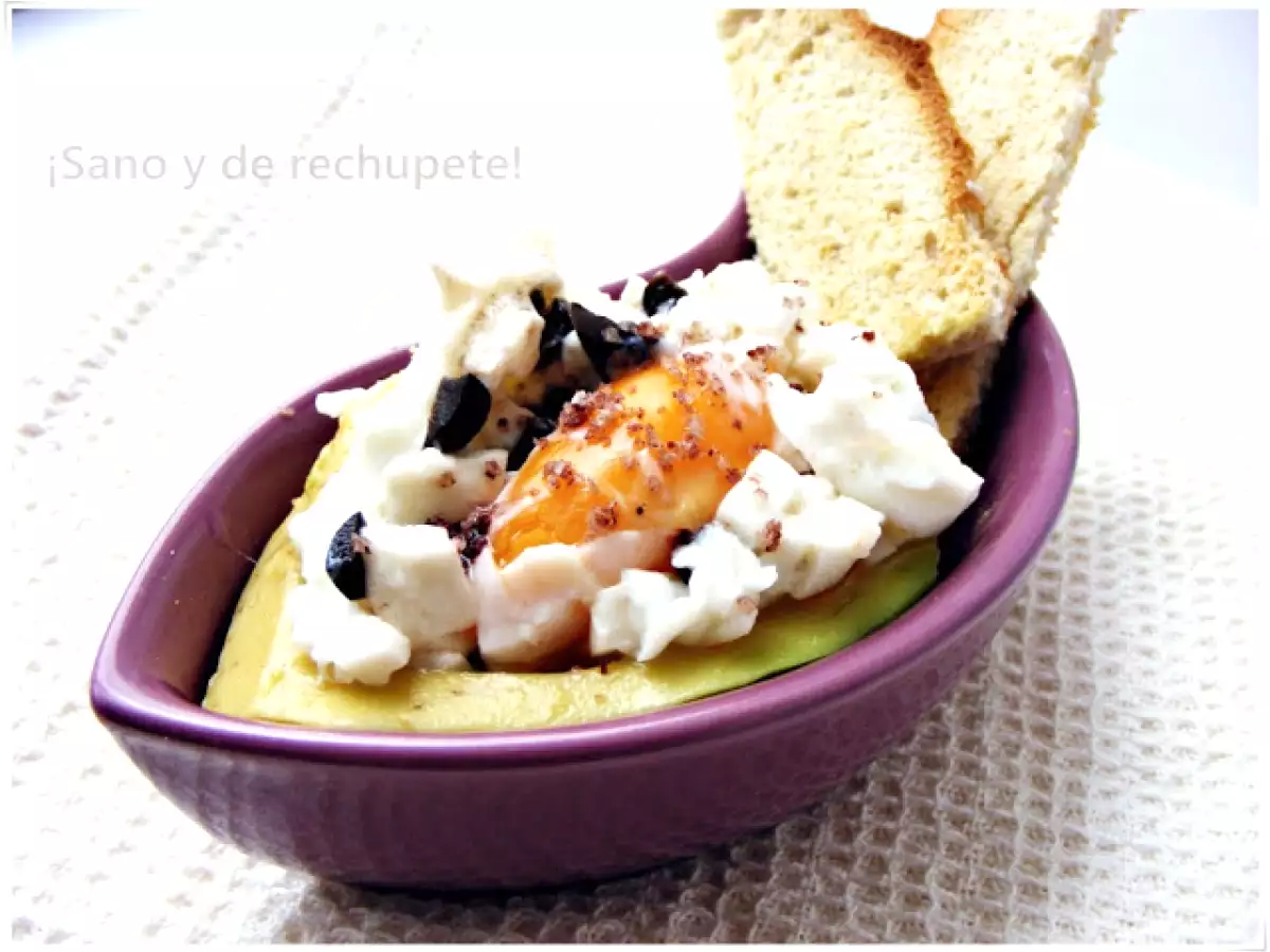 Barquilla de aguacate con marinero de huevo y velas de pan tostado