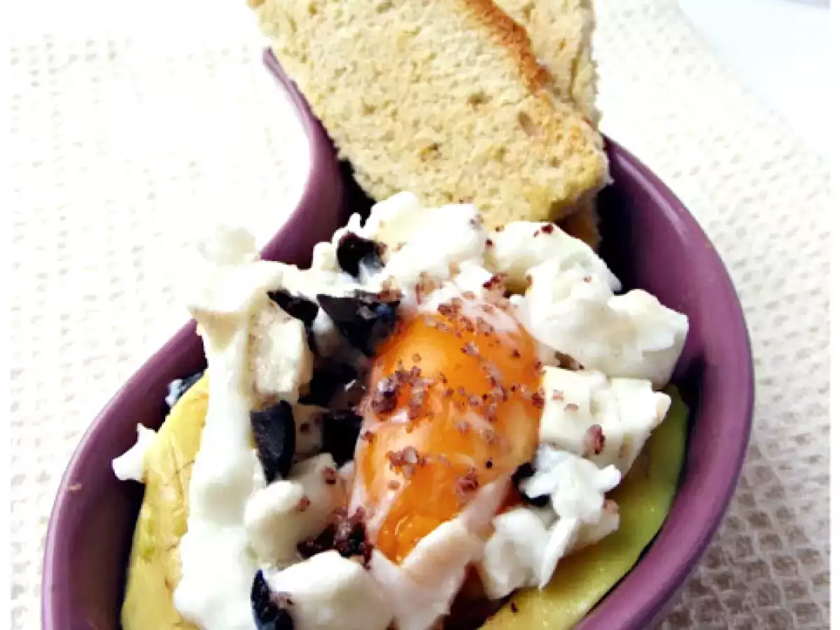 Barquilla de aguacate con marinero de huevo y velas de pan tostado - foto 2