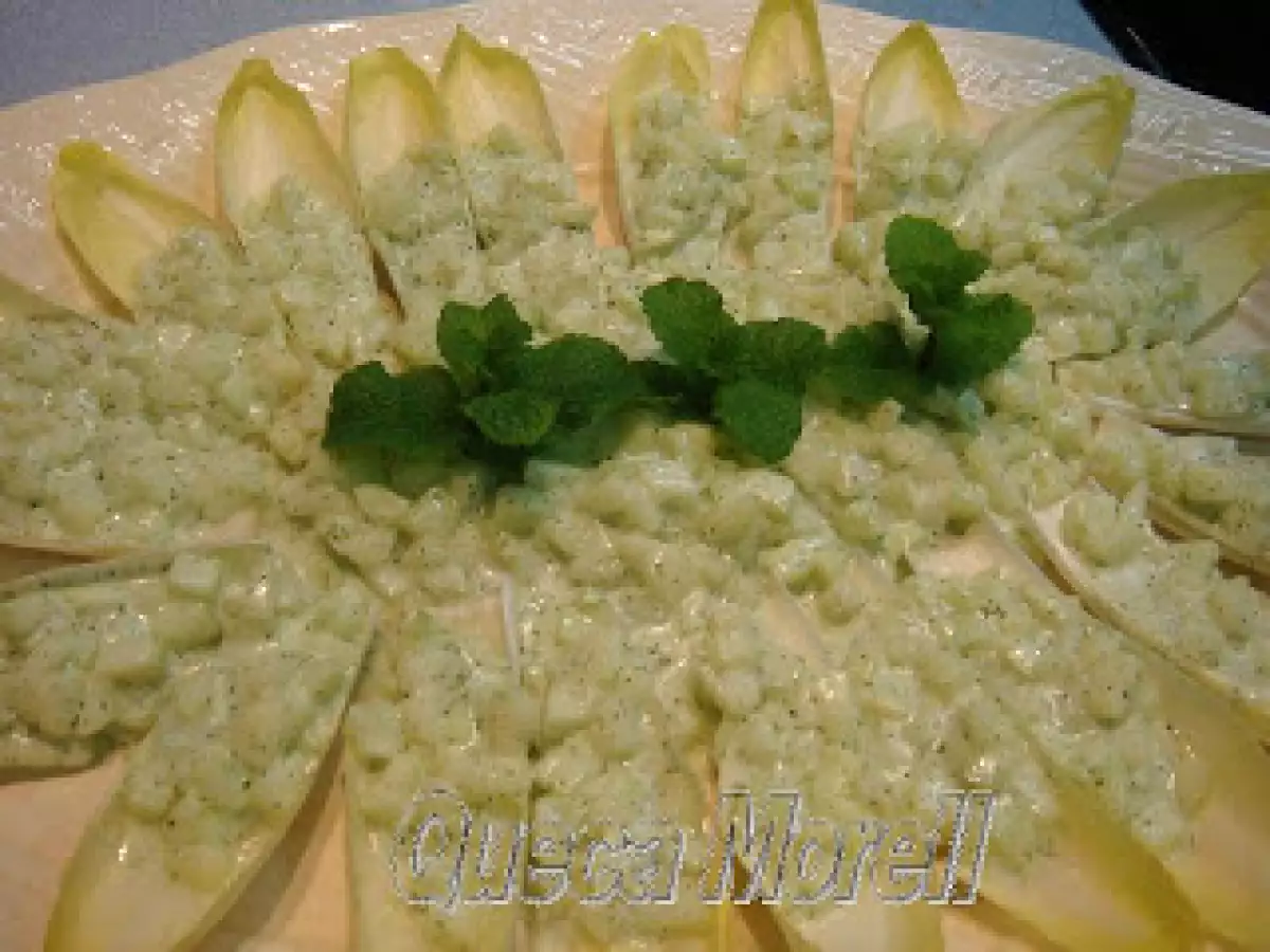 BARQUILLAS DE ENDIVIAS CON TZATZIKI.