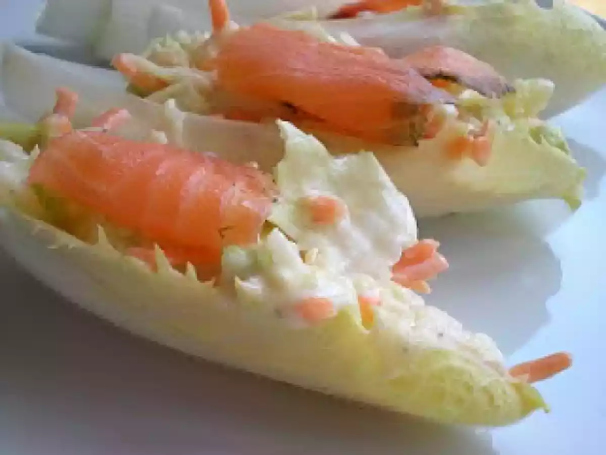 Barquitas de endivias con ensalada alemana y salmón. Paso a paso.
