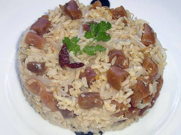 Basmati al ajillo con brotes de soja y alga cochayuyo