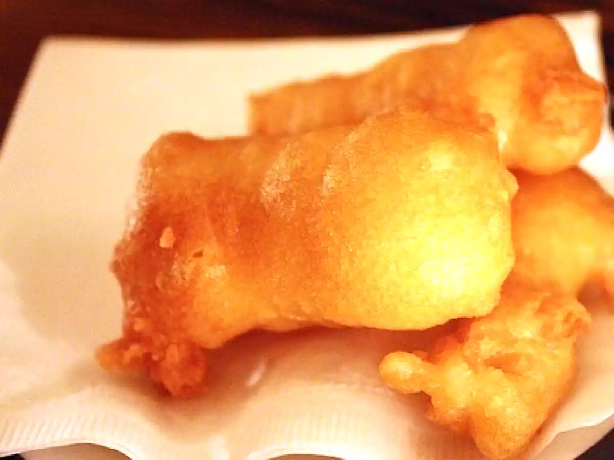 Bastoncillos de pescado marinados y rebozados