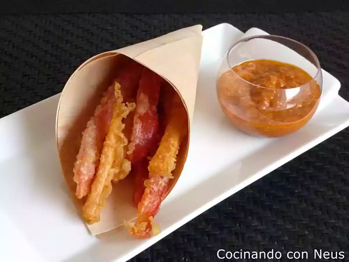 Bastones de verdura en tempura y salsa romesco