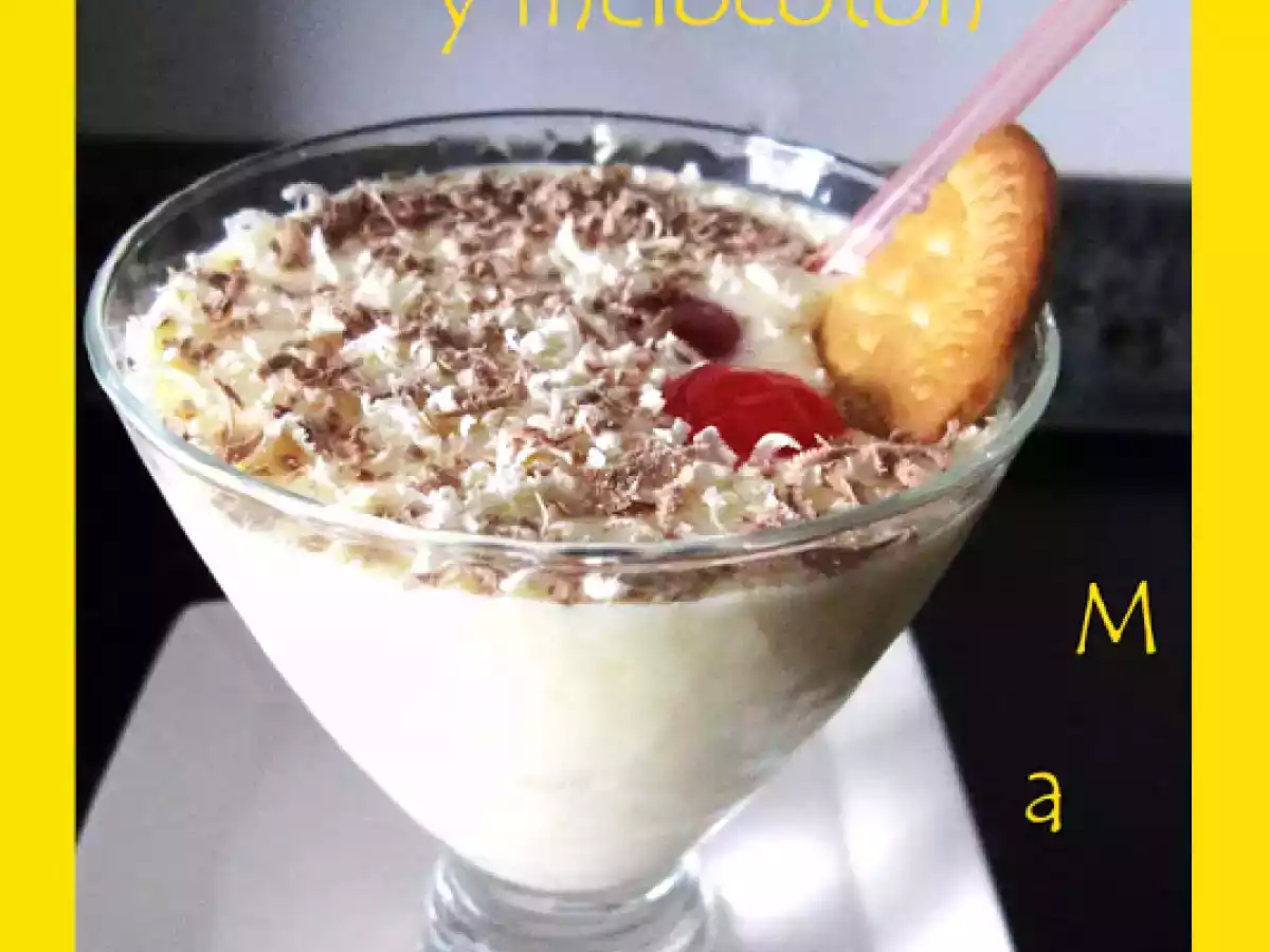 Batido de yogur y melocotón con galleta y chocolate