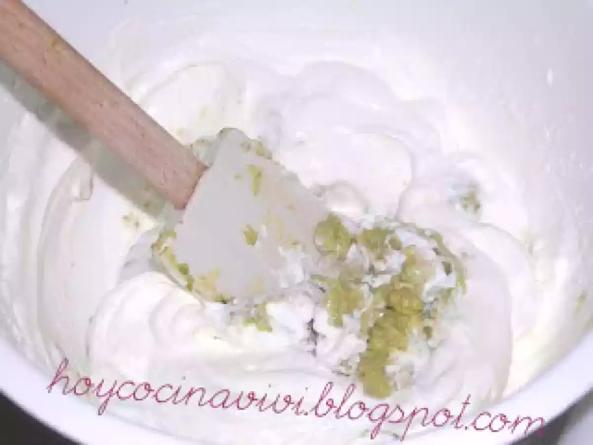 Bavaroise de pistachos con mousse de fresas - foto 4