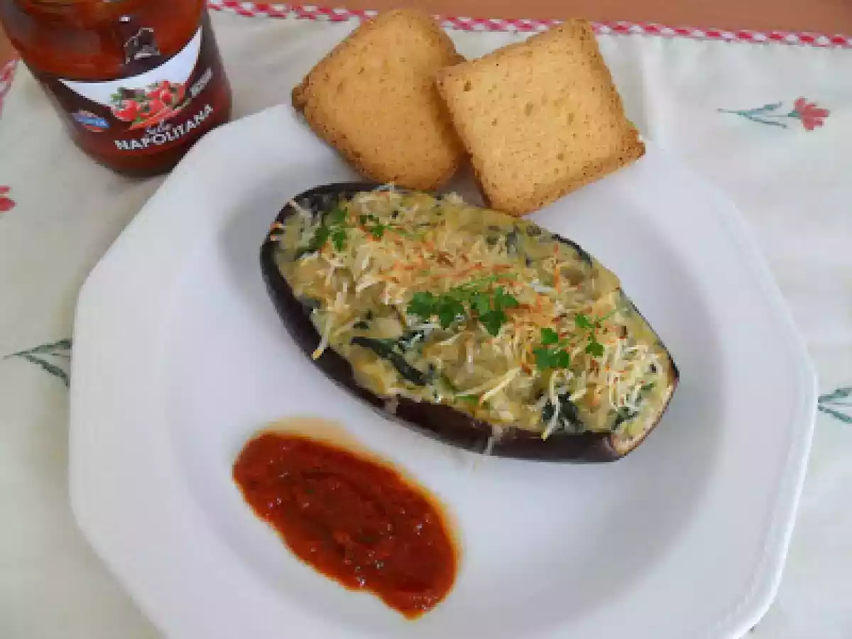 Berenjena rellena de mascarpone, gambas y espinacas.