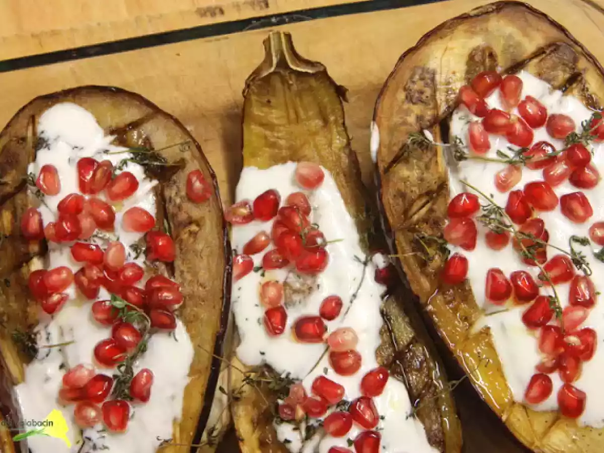 Berenjenas asadas con salsa de yogur y granada