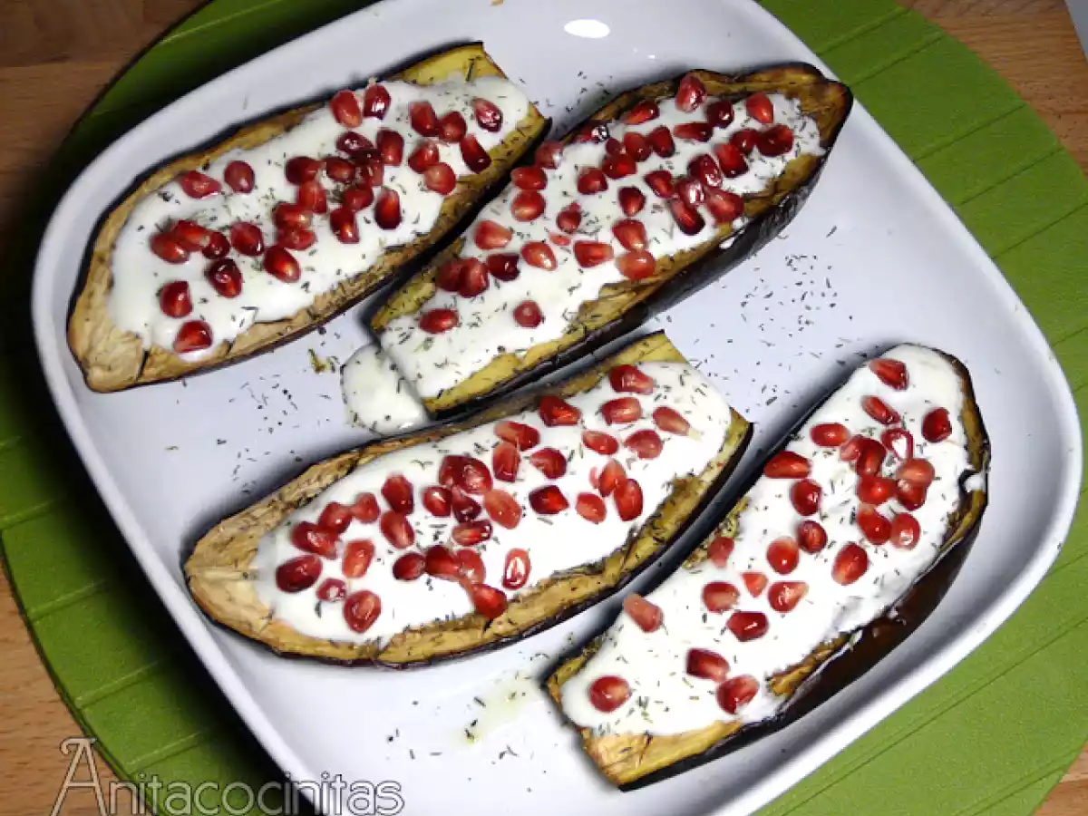 Berenjenas asadas con yogurt y granada