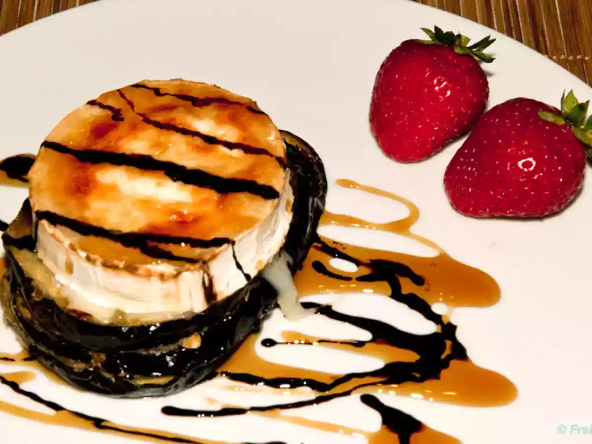 Berenjenas con cebolla caramelizada, queso de cabra y miel