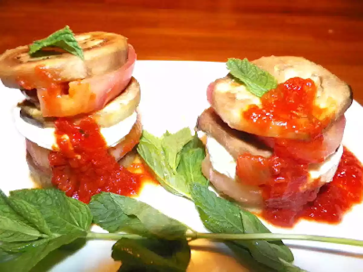 Berenjenas con mozzarella y tomates.