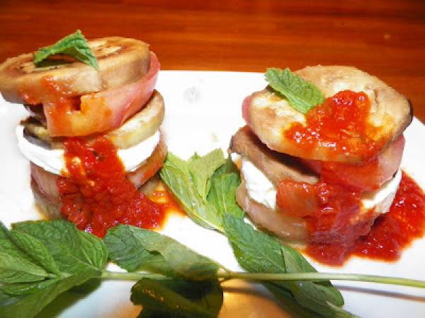 Berenjenas con mozzarella y tomates.