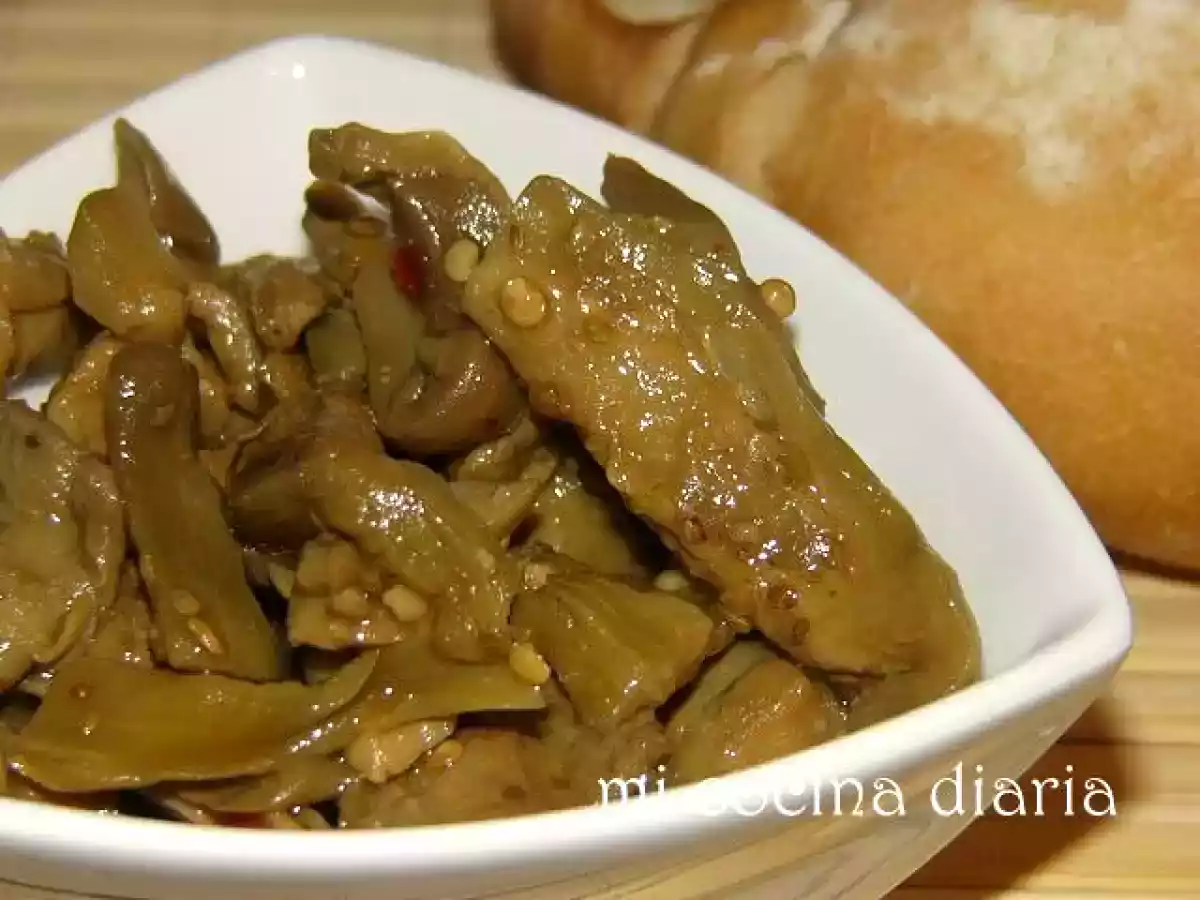 Berenjenas crudas marinadas en aceite