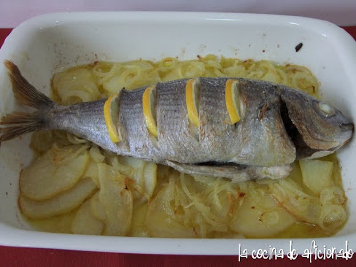 Besugo al horno sobre patatas