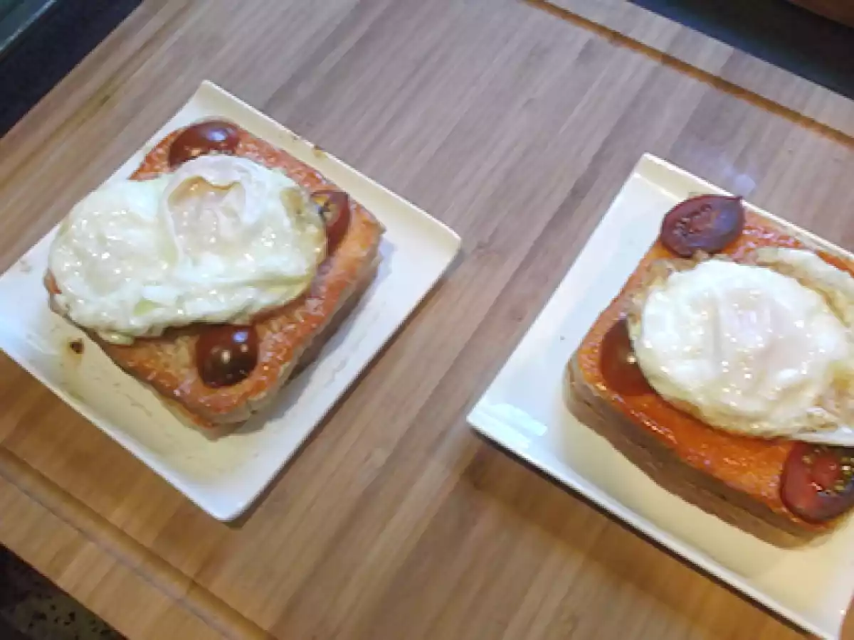 Bikini de beicon y huevo frito