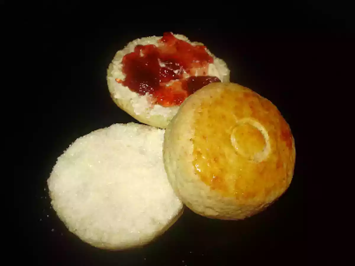 BISQUETS CON MERMELADA, Y BISQUET CON MANTEQUILLA Y AZUCAR