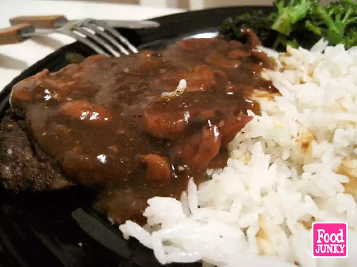 Bistec en salsa de vino con hongos