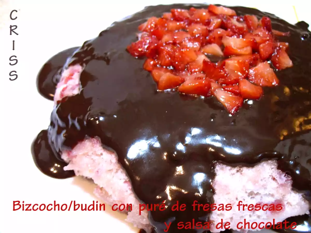 BIZCOCHO-BUDIN DE FRESAS FRESCAS Y SALSA DE CHOCOLATE