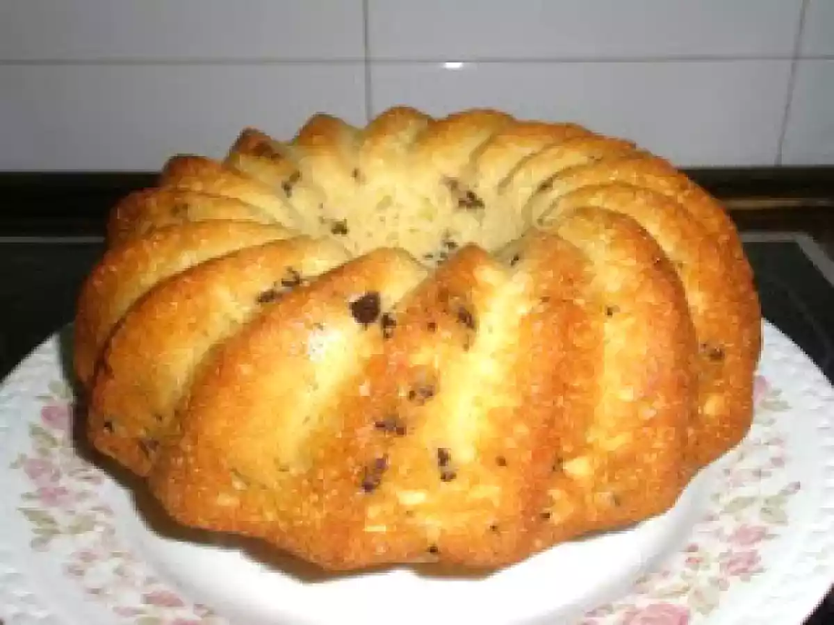 BIZCOCHO CON FIDEOS DE CHOCOLATE