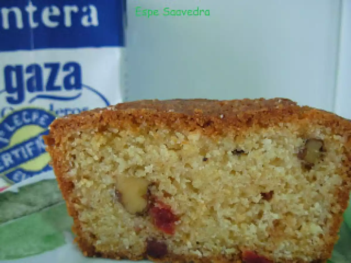 Bizcocho con frutas del bosque, nueces y almendras al aroma de canela