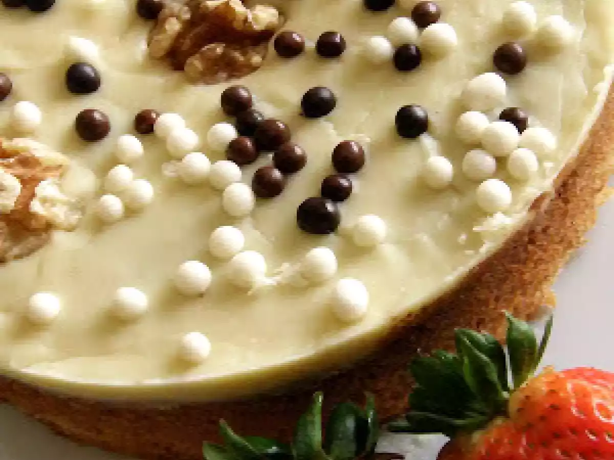 Bizcocho de avellanas con chocolate blanco.