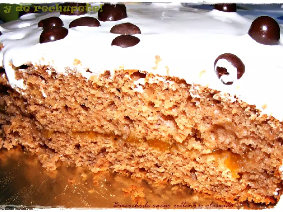 Bizcocho de cacao relleno de albaricoque y con glaseado de limón