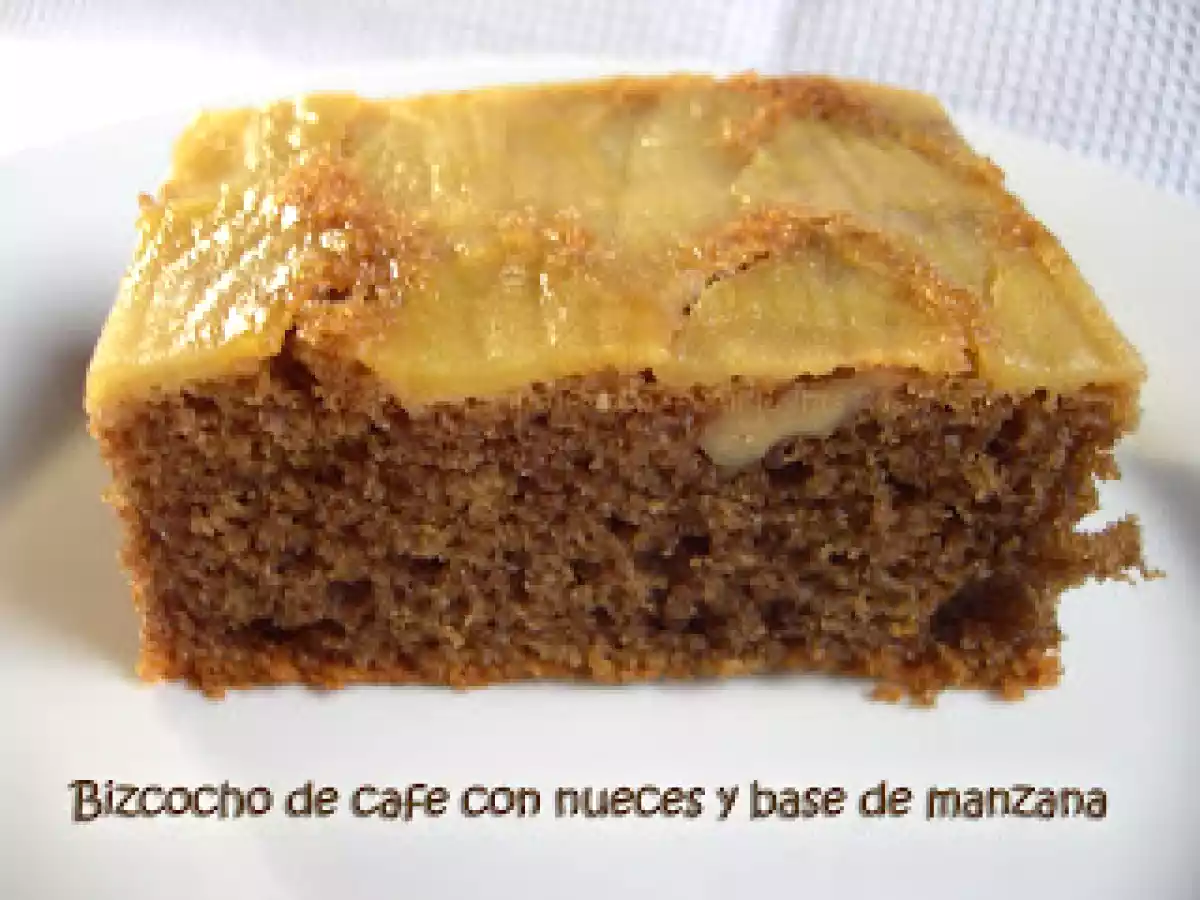 Bizcocho de cafe con nueces y base de manzana