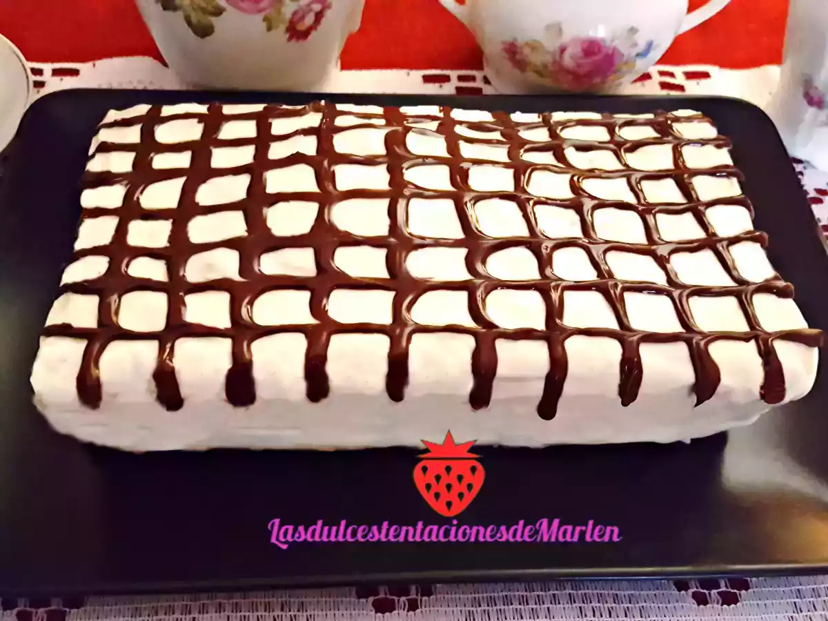 Bizcocho de chocolate blanco con cobertura