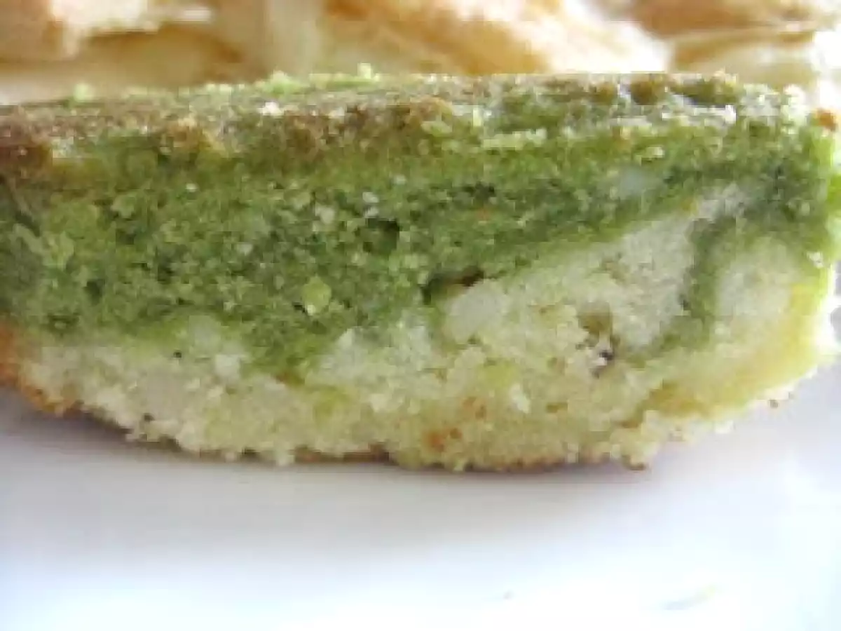 Bizcocho de chocolate blanco, té Matcha y almendras