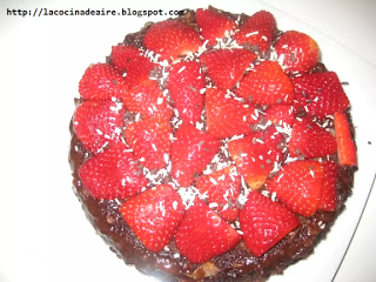 BIZCOCHO DE CHOCOLATE CON ALMENDRAS Y FRESAS