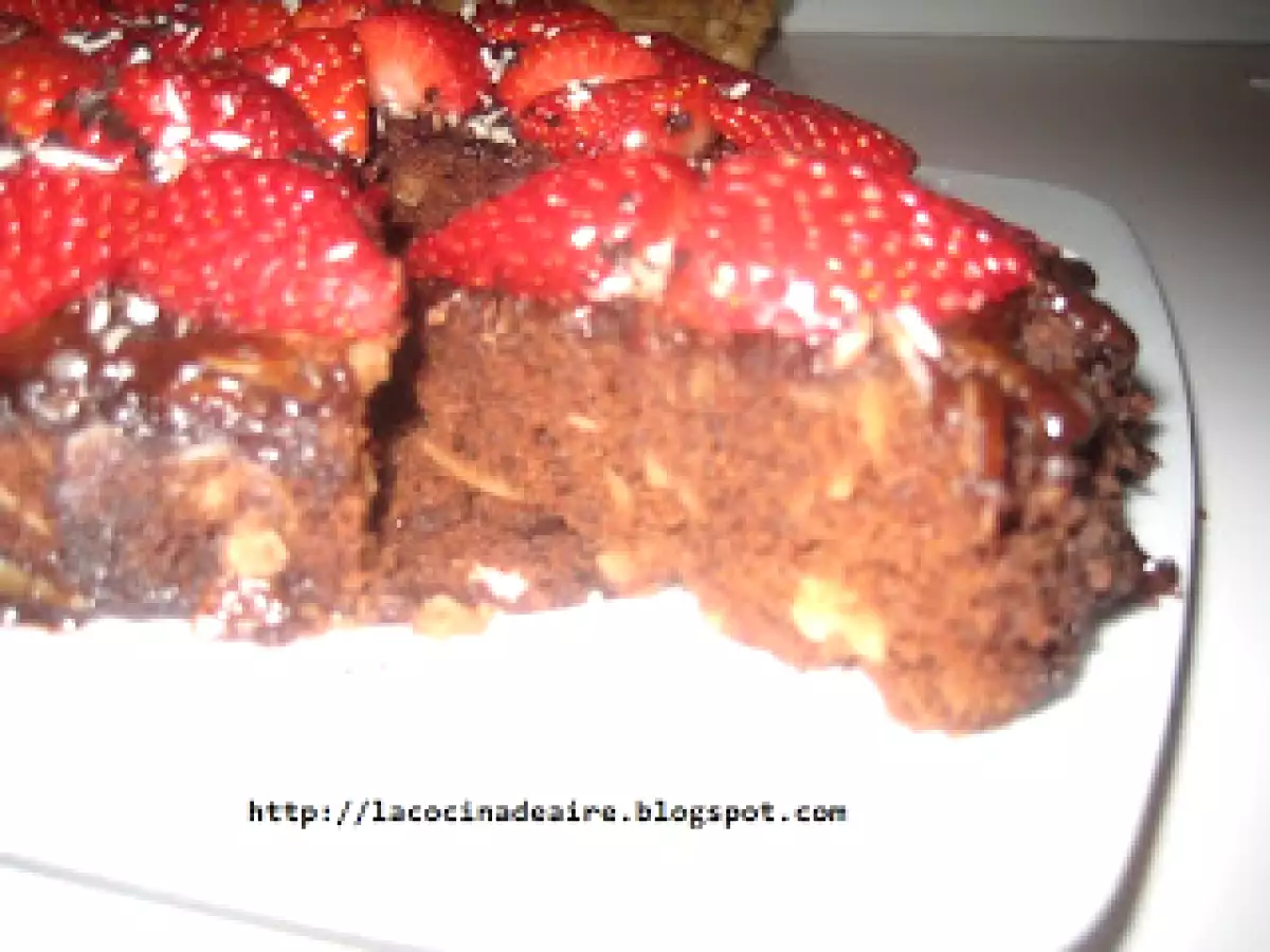 BIZCOCHO DE CHOCOLATE CON ALMENDRAS Y FRESAS - foto 2