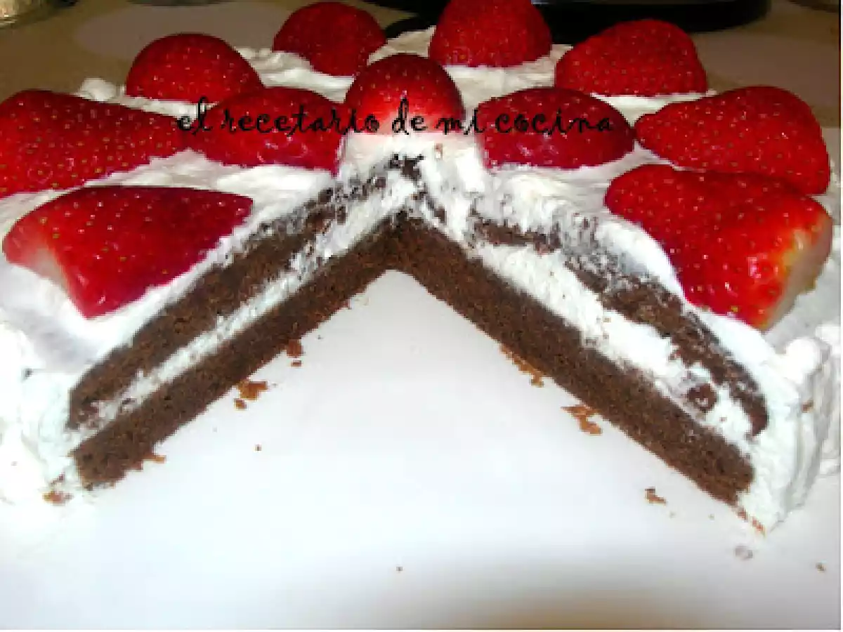 BIZCOCHO DE CHOCOLATE CON FRESAS Y NATA
