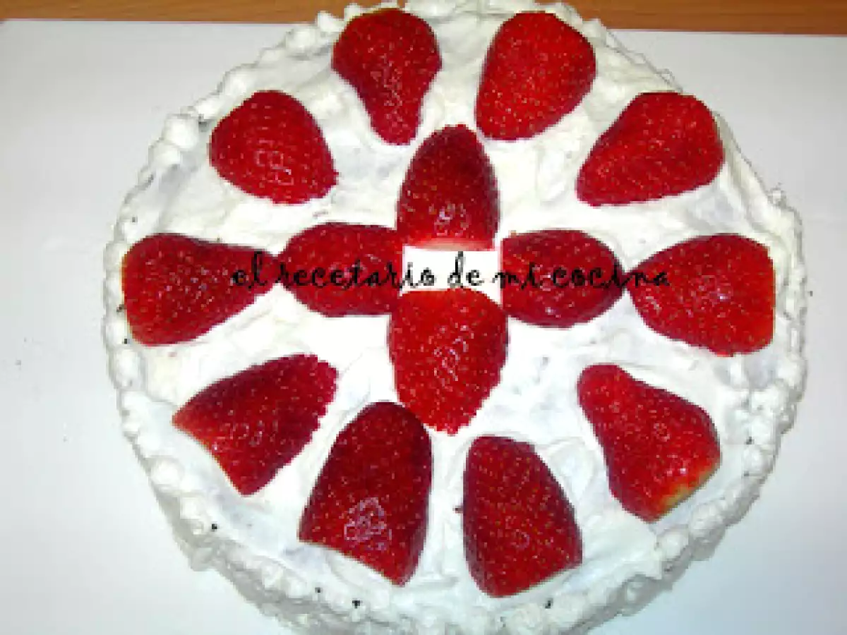 BIZCOCHO DE CHOCOLATE CON FRESAS Y NATA - foto 2