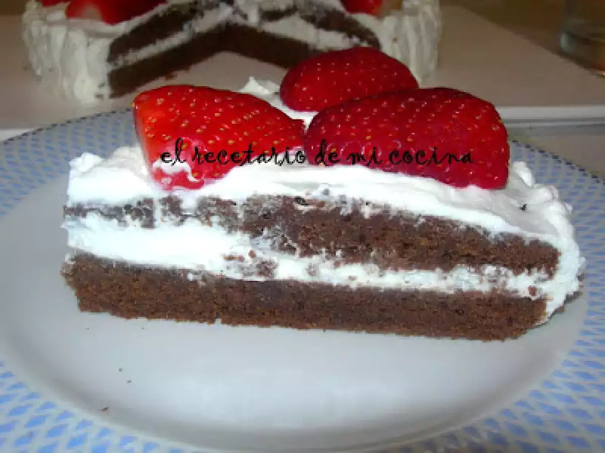 BIZCOCHO DE CHOCOLATE CON FRESAS Y NATA - foto 3