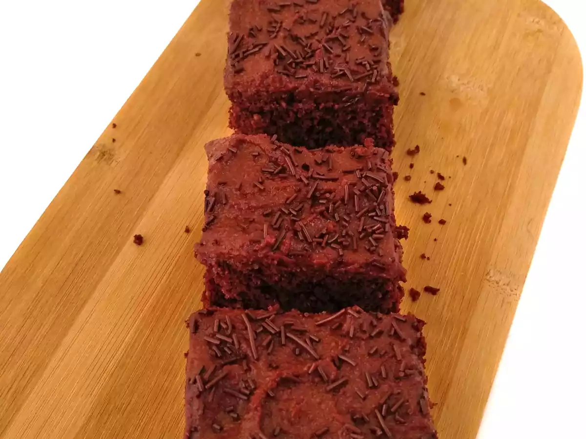 Bizcocho de chocolate con frosting {receta vegana y sin gluten}