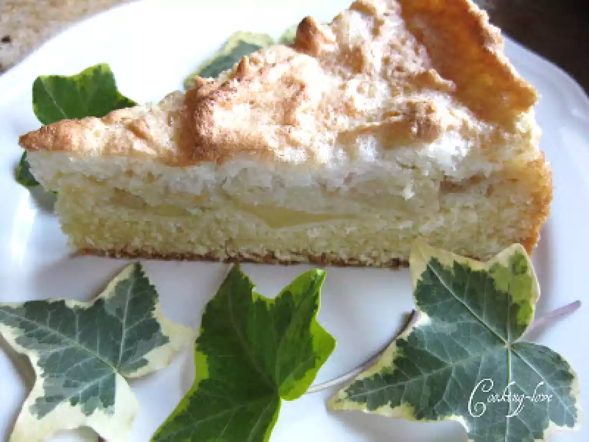 Bizcocho de manzana con merengue francés de coco.