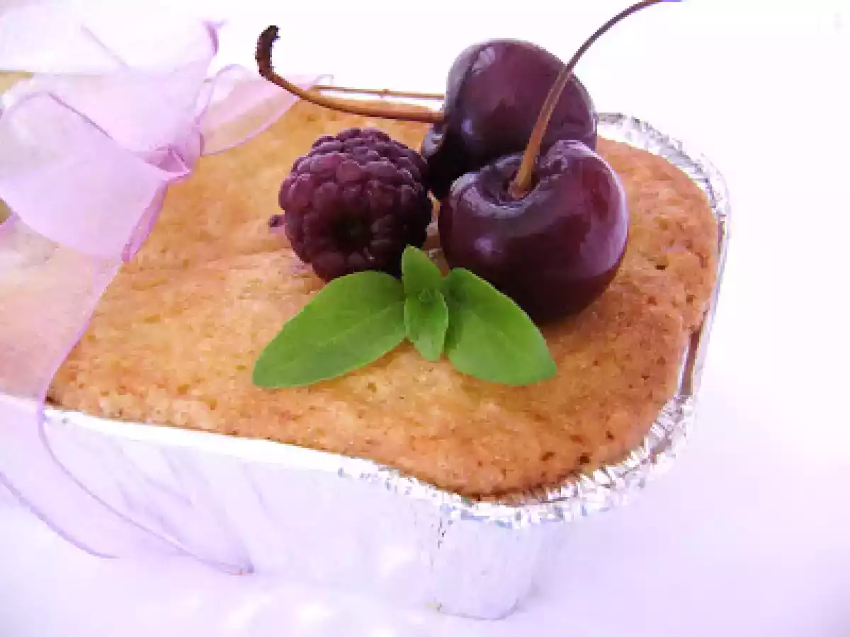 BIZCOCHO DE NARANJA, CEREZA Y MORA