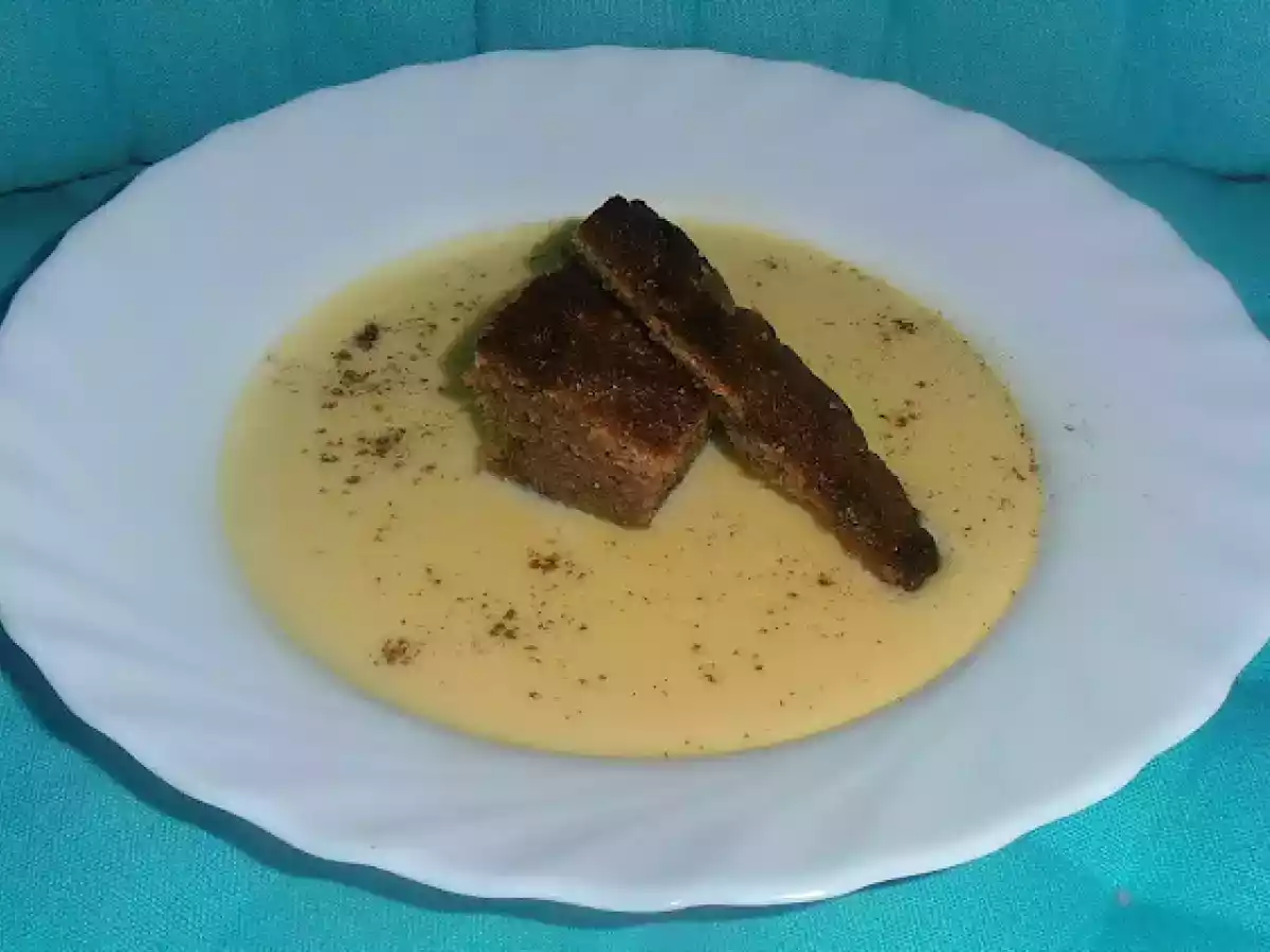 Bizcocho de natillas de chocolate sobre sopa de natillas