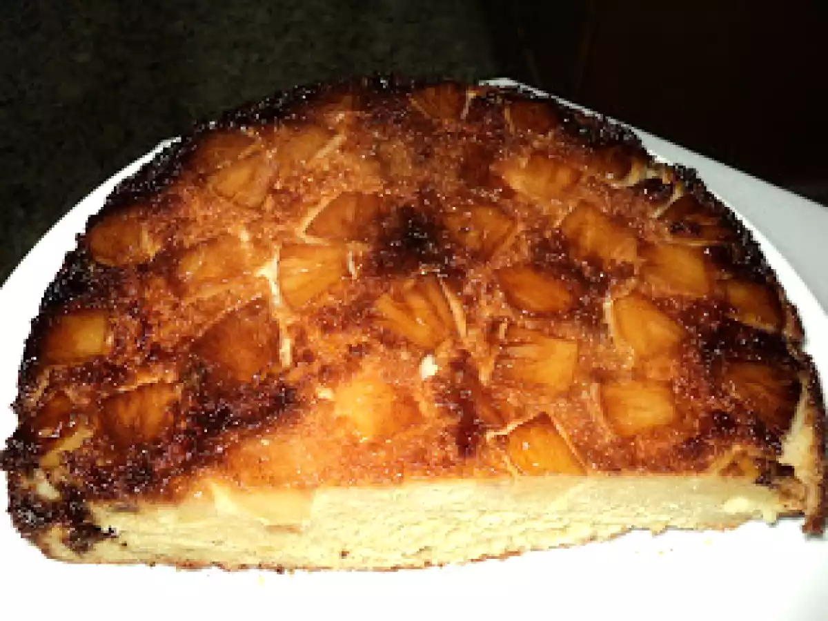 BIZCOCHO DE PIÑA Y YOGUR CON FONDO DE CARAMELO.