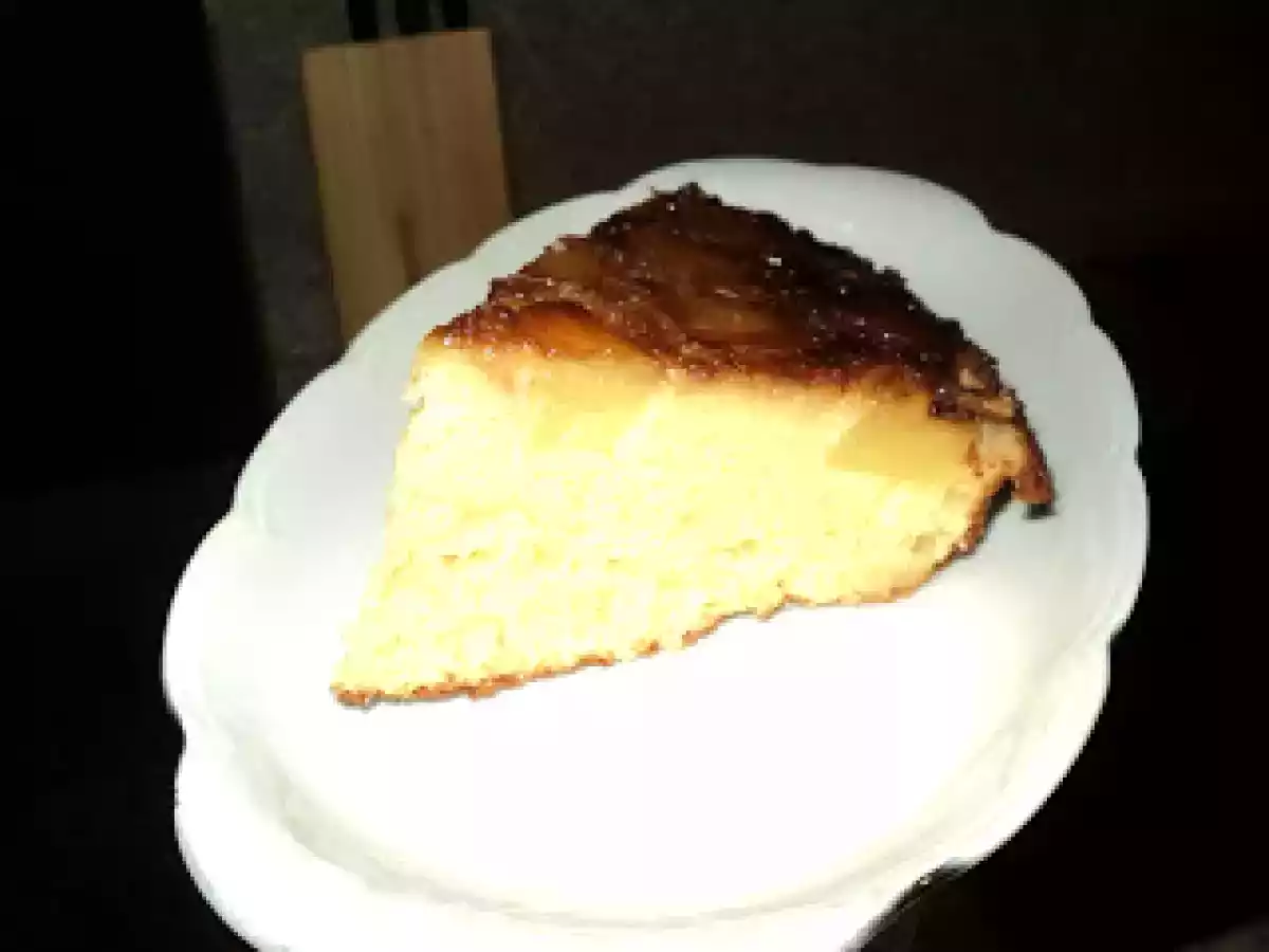 BIZCOCHO DE PIÑA Y YOGUR CON FONDO DE CARAMELO. - foto 3