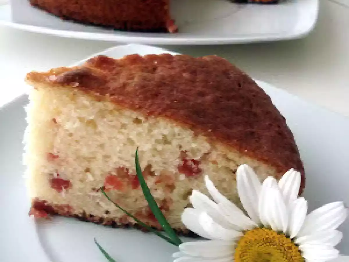 BIZCOCHO DE QUESO CREMOSO Y FRESAS DESHIDRATADAS