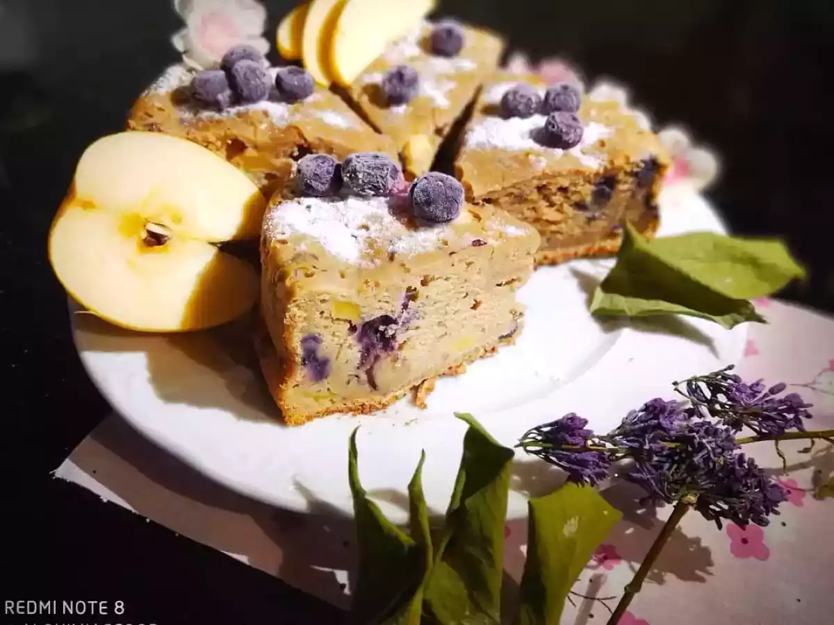 Bizcocho de yogur, arándanos y manzana en olla programable
