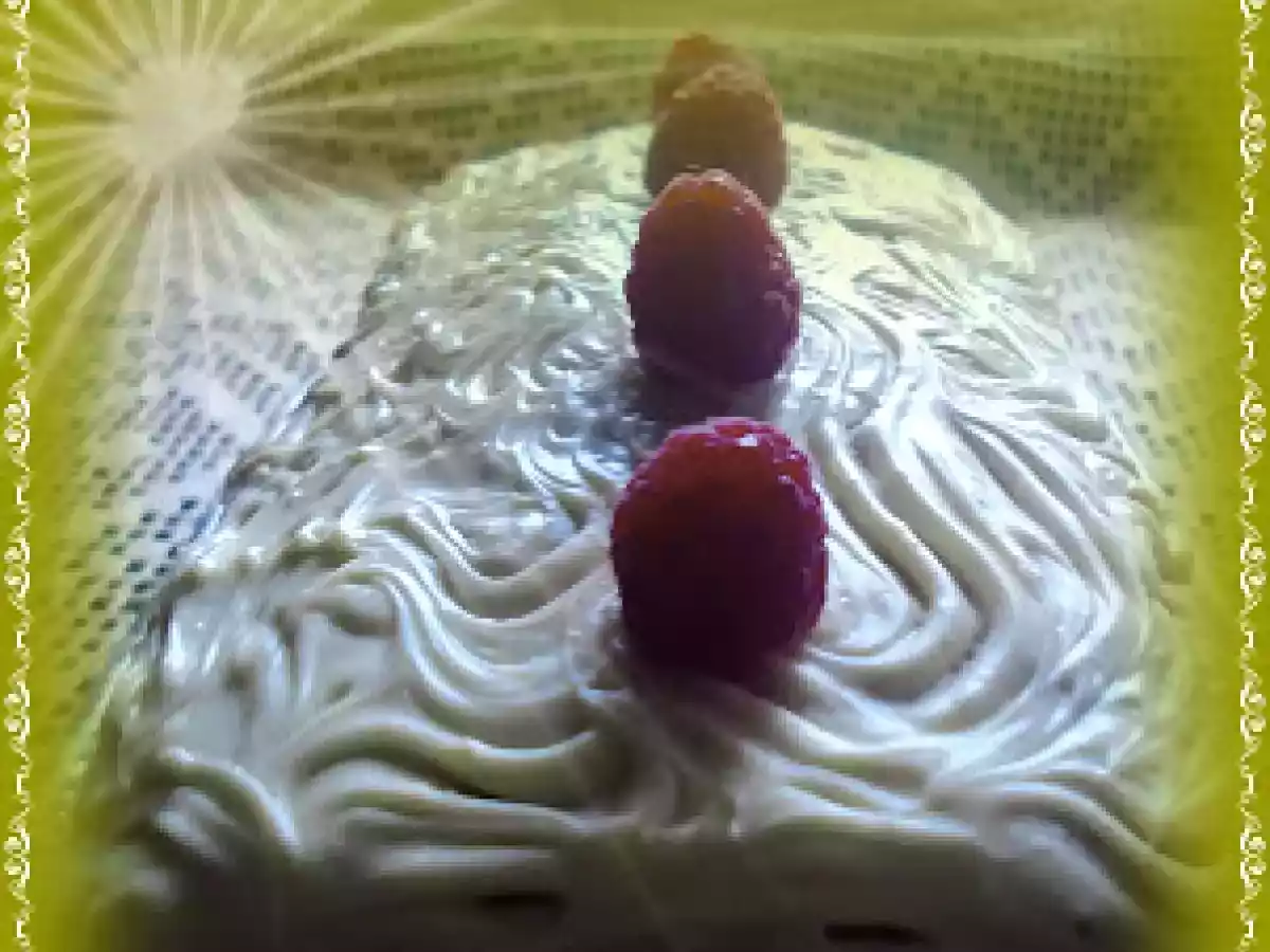 Bizcocho de yogur de limón con cobertura de chocolate blanco