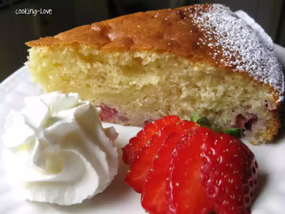 Bizcocho de yogurt y fresas.