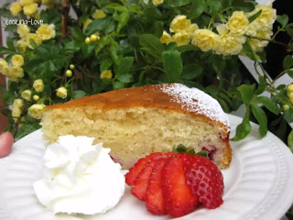 Bizcocho de yogurt y fresas. - foto 3