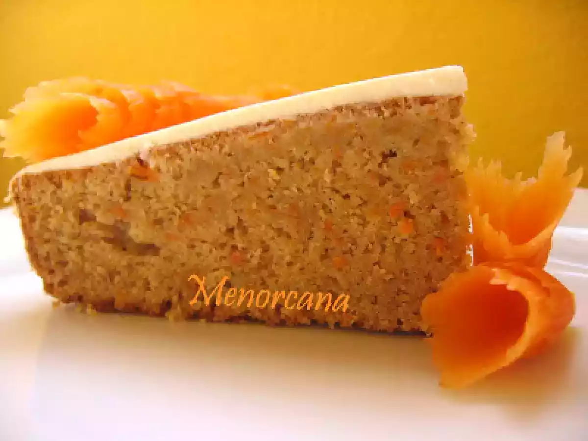 Bizcocho de zanahoria glaseado con mascarpone