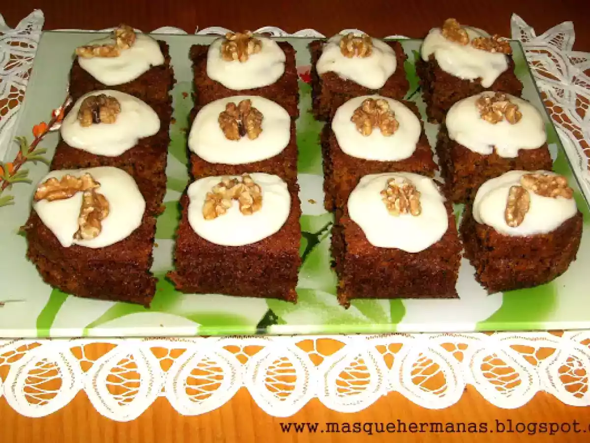 BIZCOCHO DE ZANAHORIAS Y NUECES CON COBERTURA DE QUESO Y LIMÓN