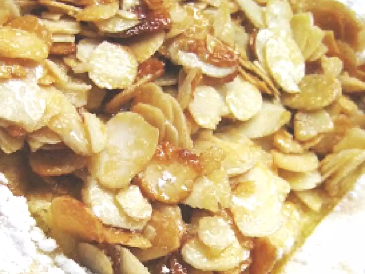 BIZCOCHO ESPONJOSO CON ALMENDRAS CARAMELIZADAS