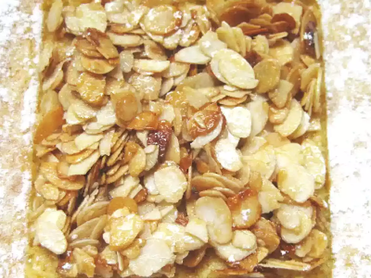 BIZCOCHO ESPONJOSO CON ALMENDRAS CARAMELIZADAS - foto 2